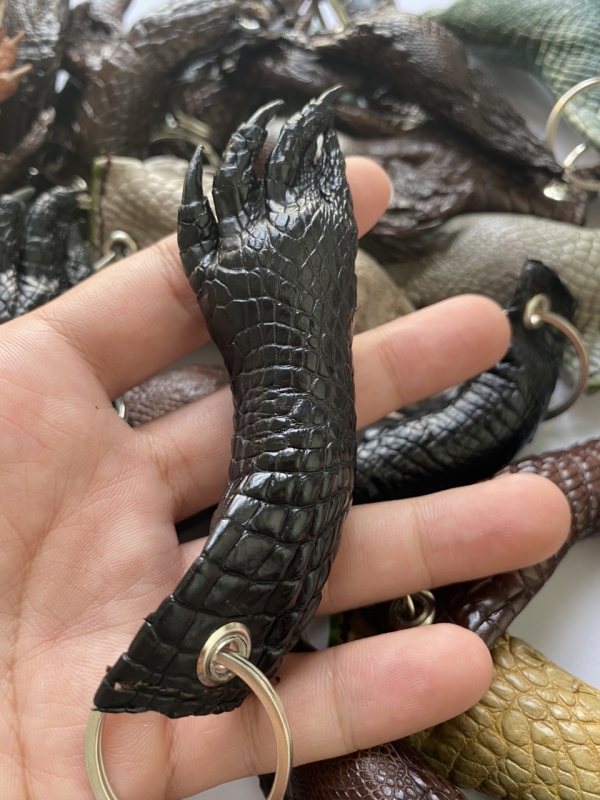 Móc khóa chân cá sấu