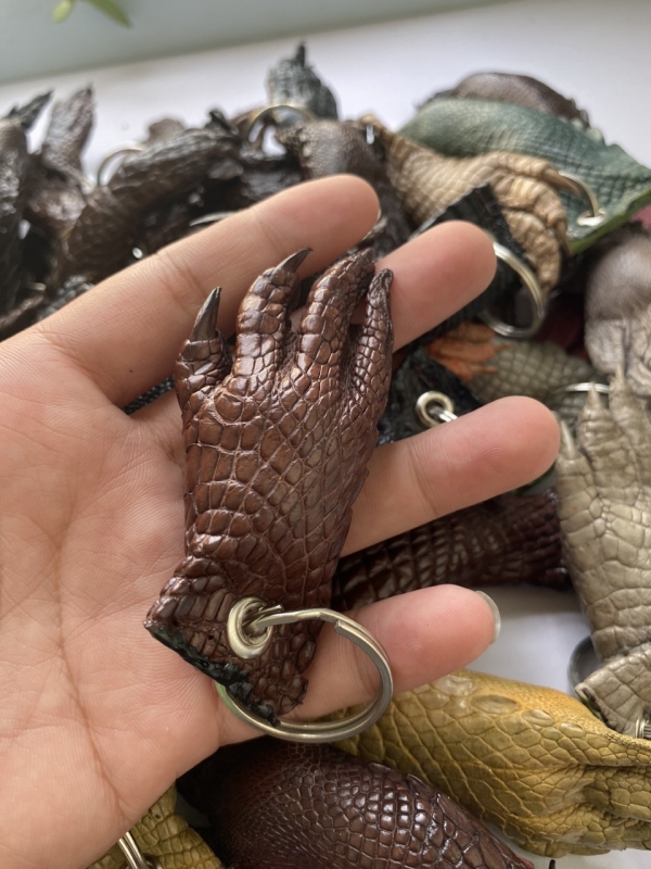 Móc khóa chân cá sấu